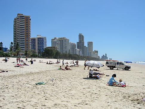 Strand mit Touristen